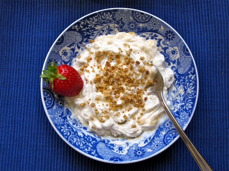 crunchy rhubarb yogurt