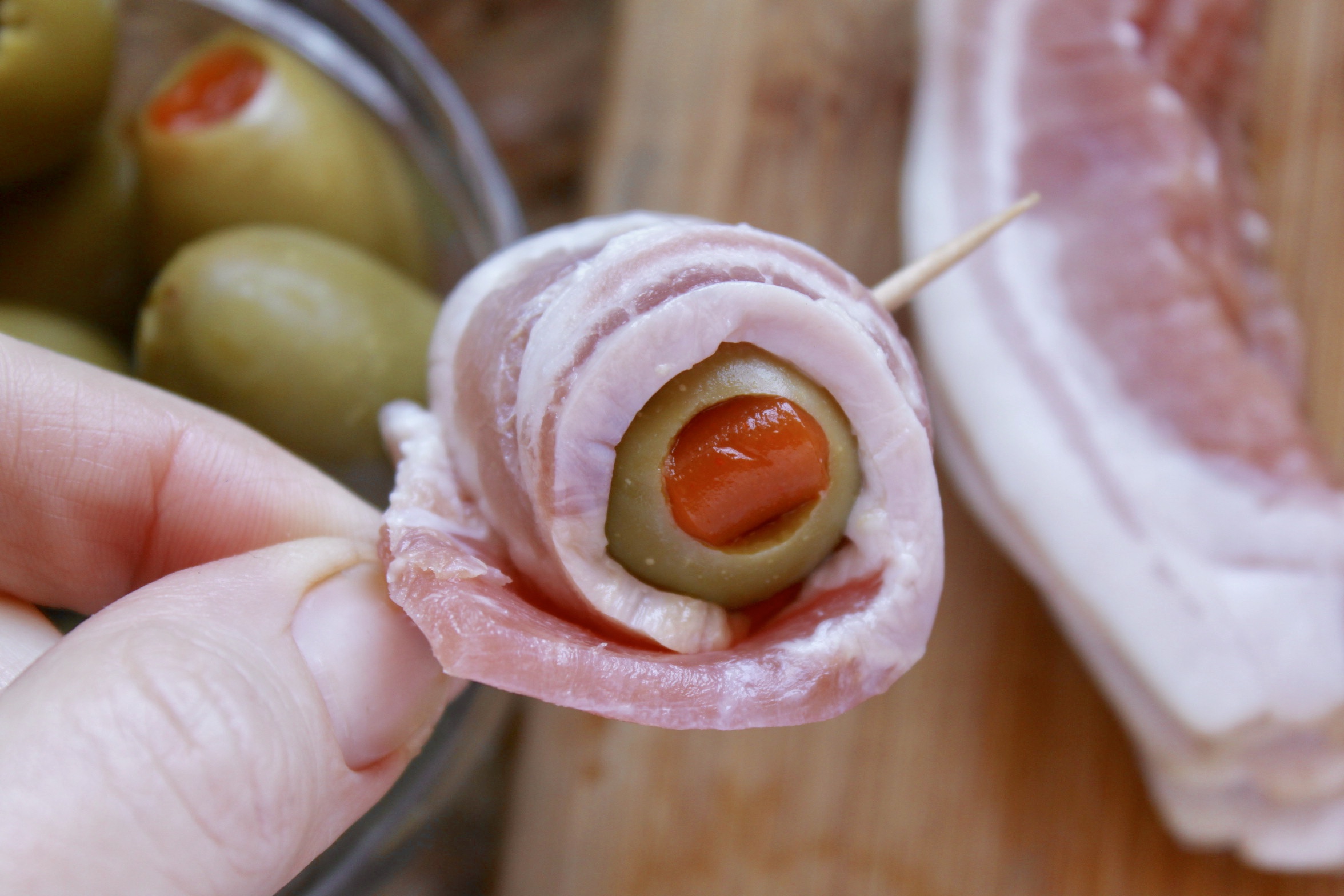 making bacon wrapped olives