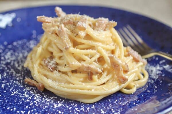 spaghetti alla carbonara on a blue plate