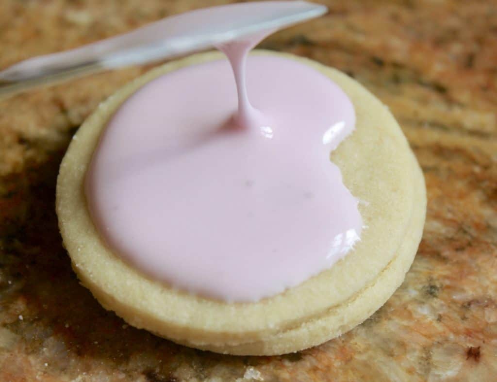 decorating flower Easter cookies