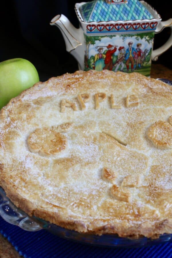 apple pie with the word apple on it