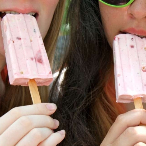 strawberry meringue frozen dessert cream yogurt healthy summer popsicles