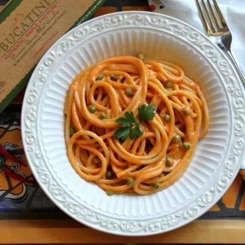 bucatini pasta red pepper peas parsley italian dish sauce recipe