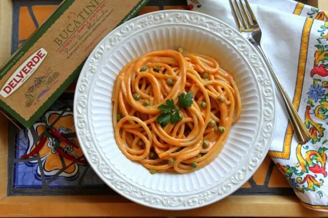 bucatini pasta red pepper peas parsley italian dish sauce recipe
