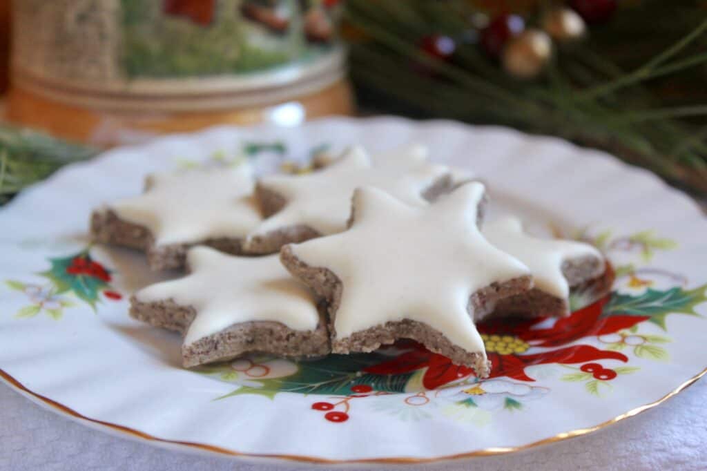 Zimtsterne on a Christmas plate