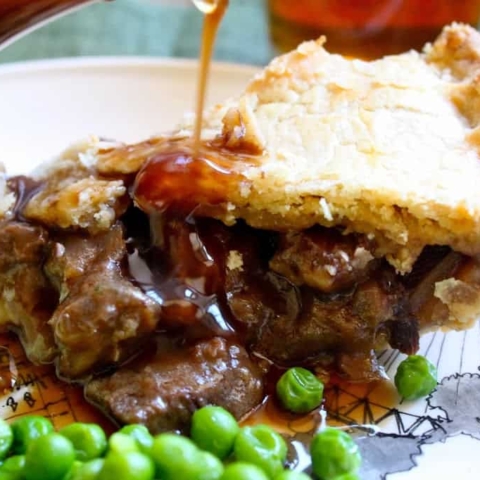 Steak pie with peas and gravy