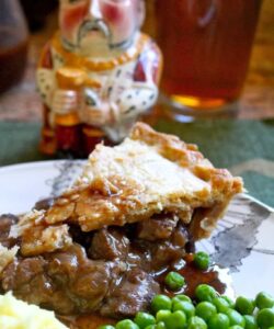 Steak pie with peas and gravy