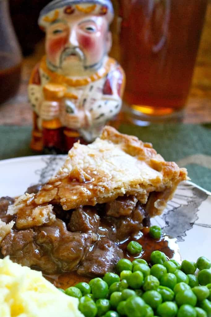 Steak pie with peas and gravy