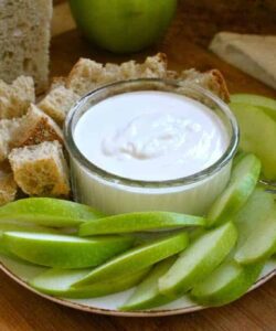 Goat cheese dip with apples and bread