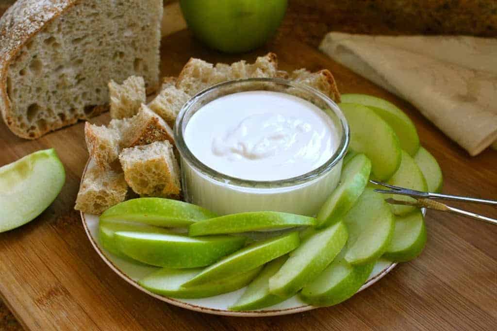 Goat cheese dip with apples and bread
