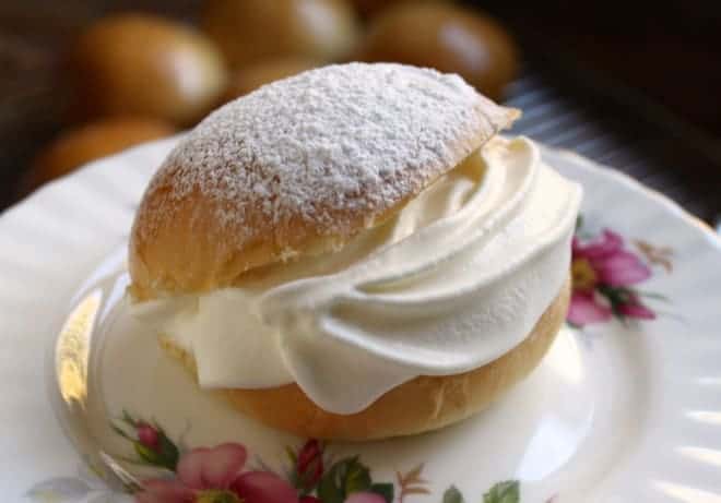 Panino alla crema scozzese ripieno di crema e cosparso di zucchero a velo