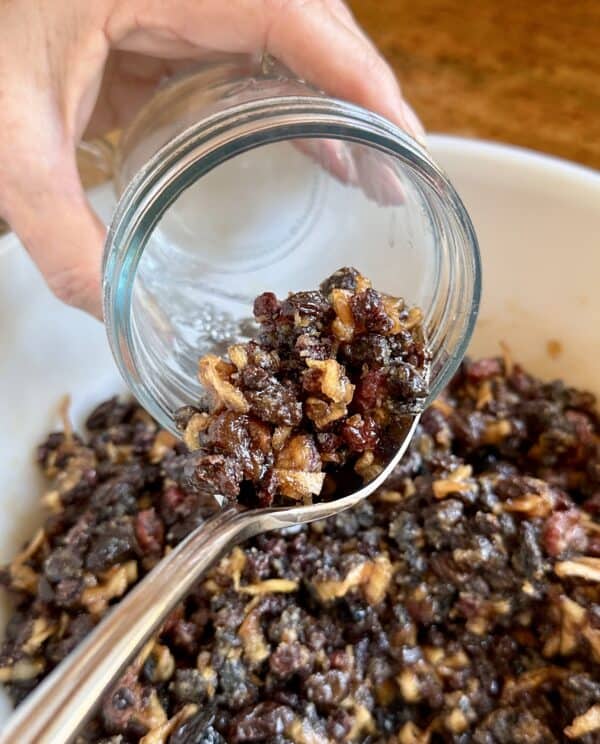 putting mincemeat into a jar