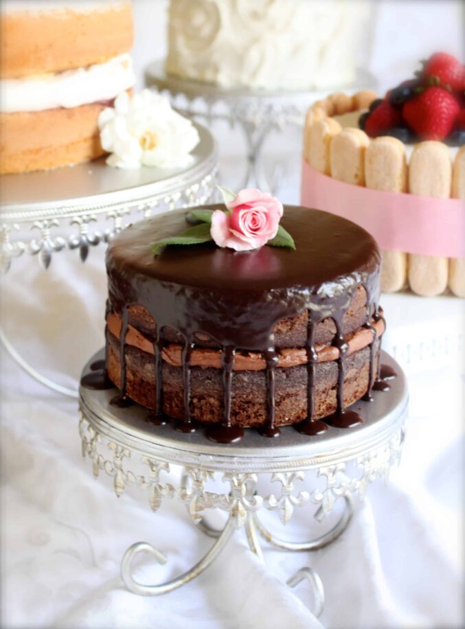 How to decorate impressive cakes without a piping bag.