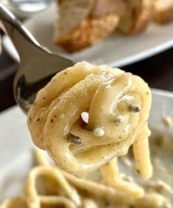 cacio e pepe pasta on a fork