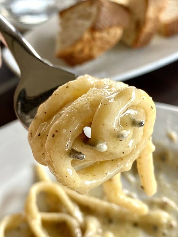 cacio e pepe pasta on a fork