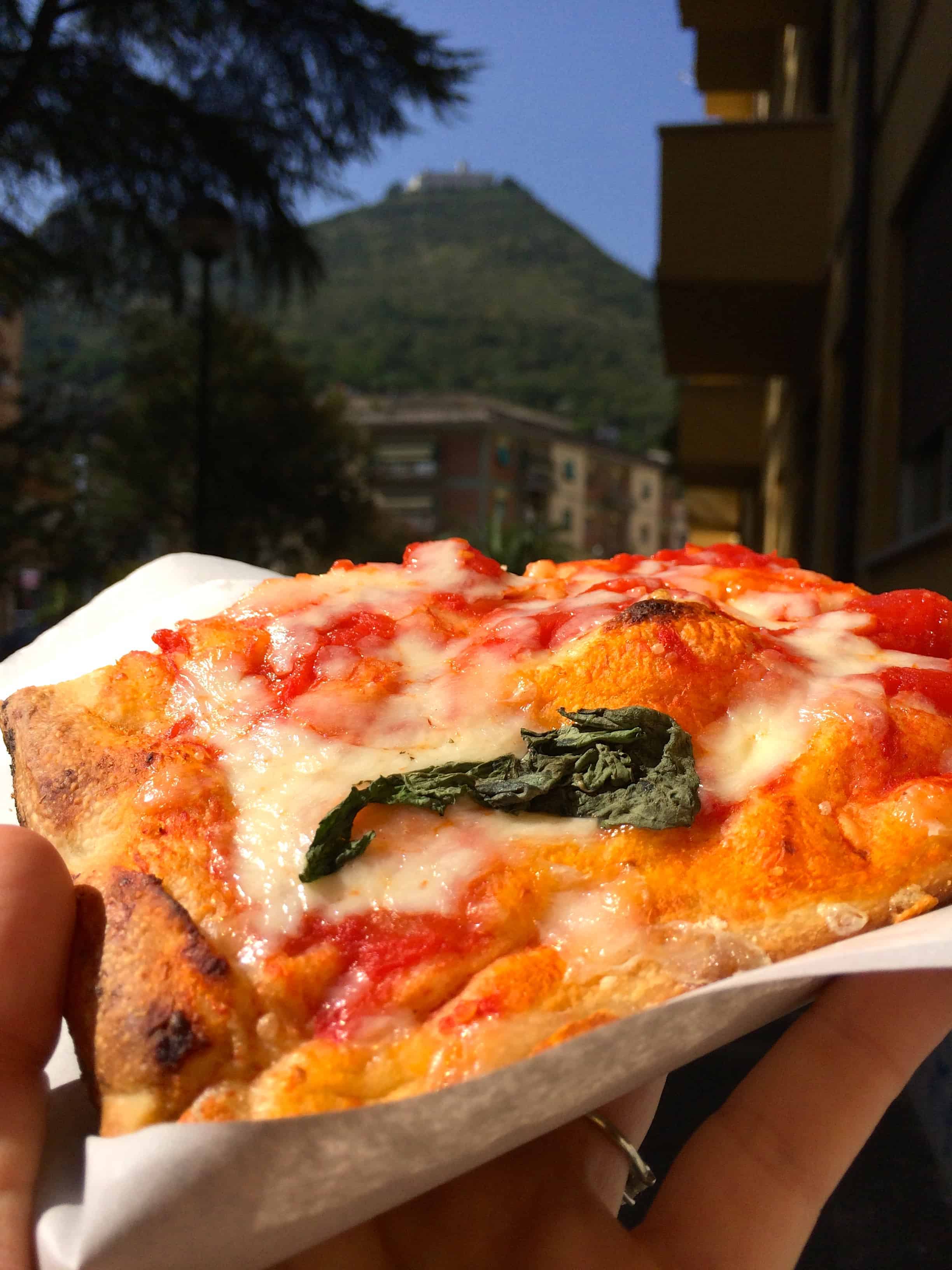 pizza la taglio frente a Monte Cassino