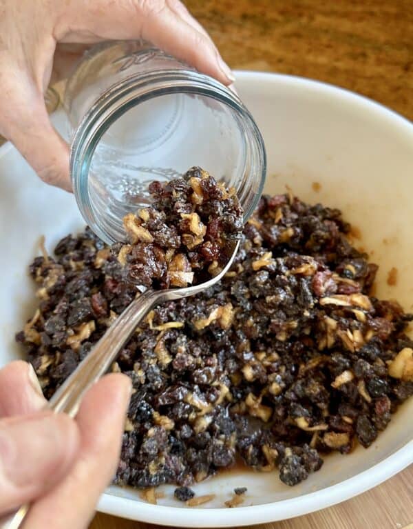 filling jar with mincemeat