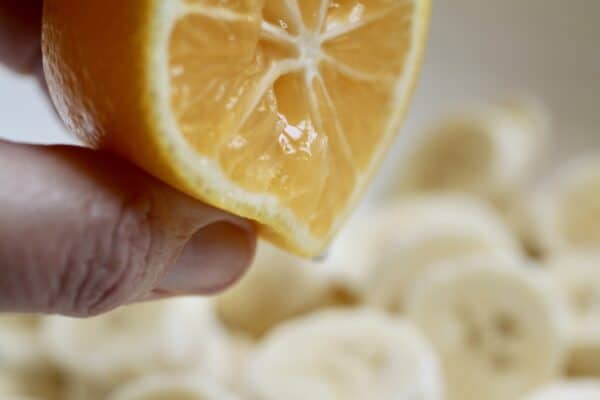 adding lemon juice to bananas