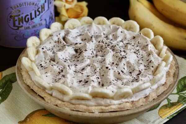 Banoffee pie decorated with banana slices
