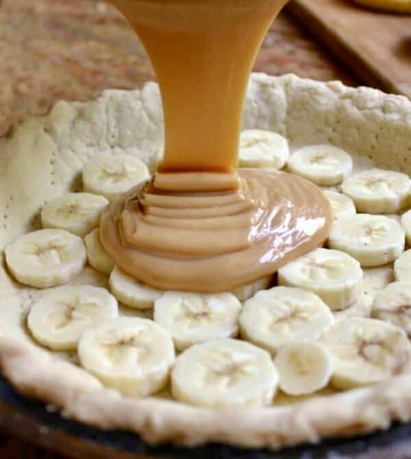 pouring caramel over bananas