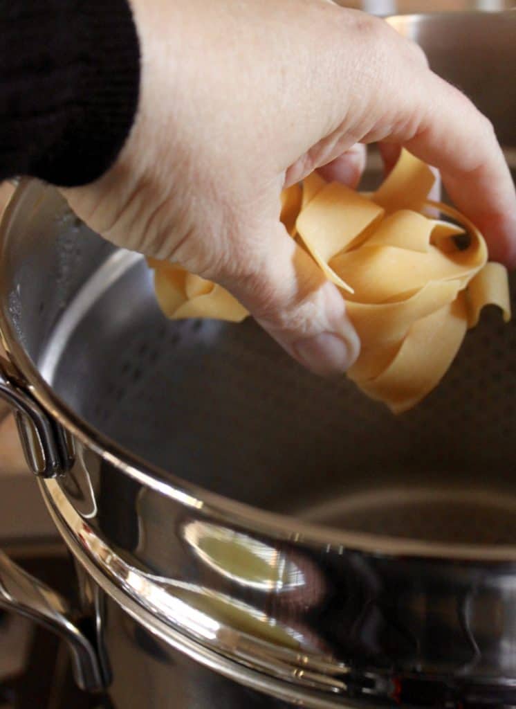Adding pasta to pastaiola (Lagostina)