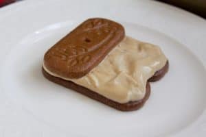 Making the second layer of cookies