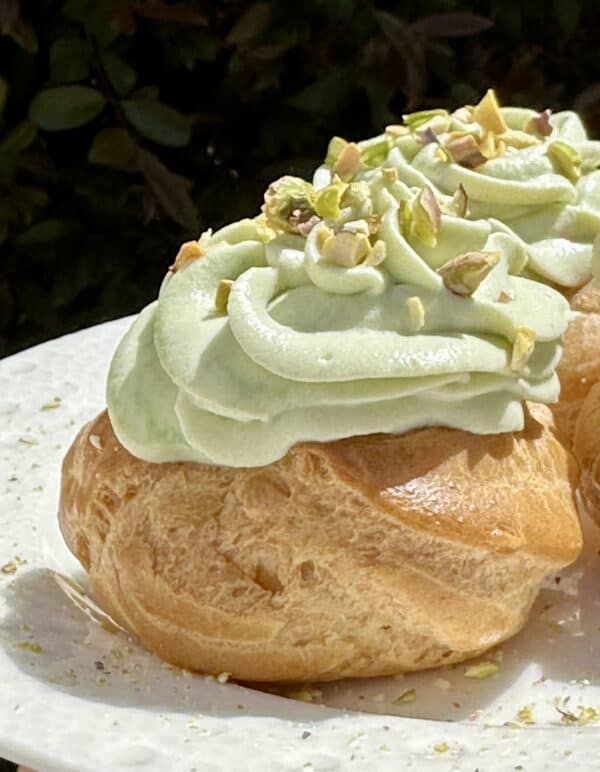 zeppole di san giuseppe with pistachio cream