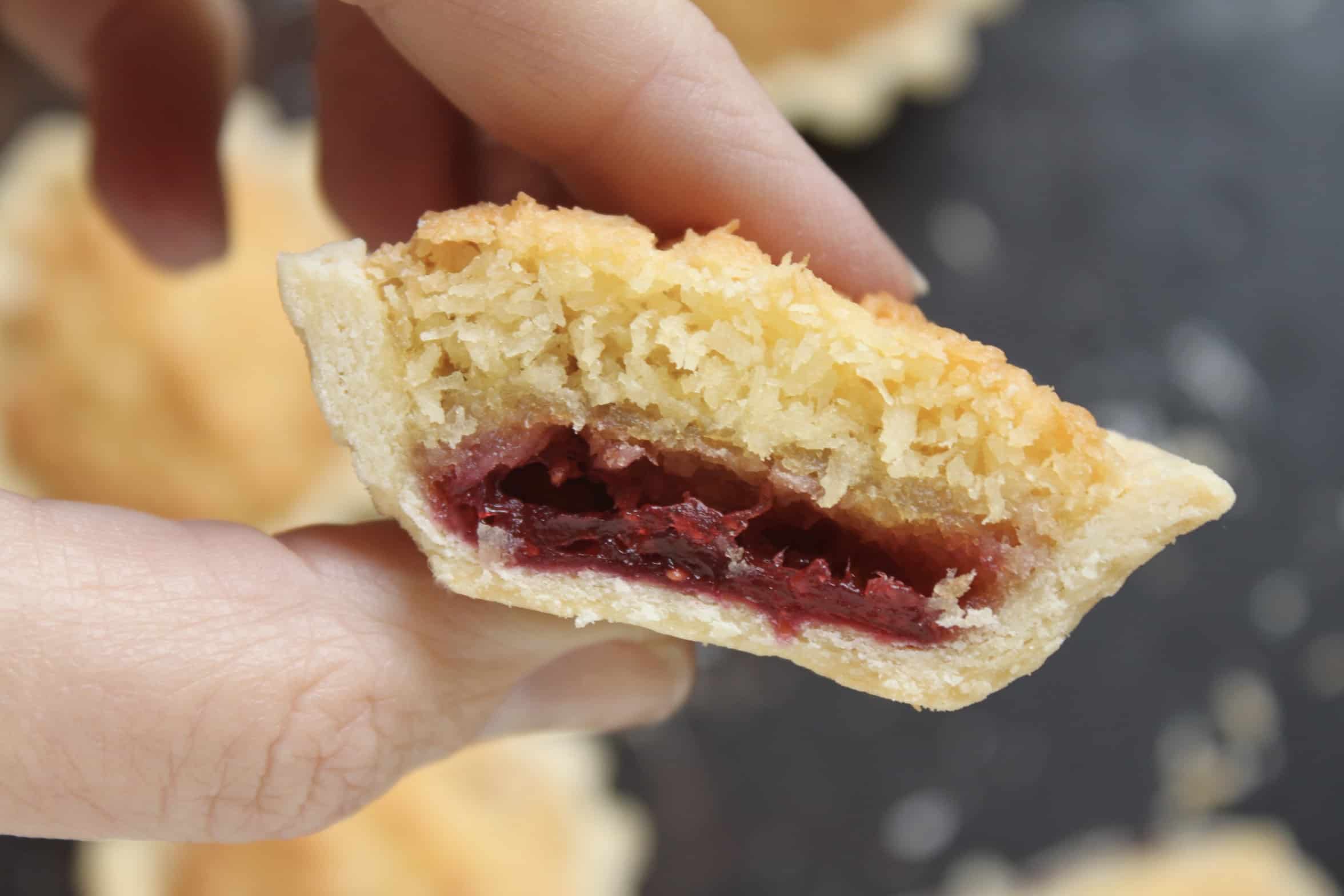 Coconut and jam tarts (coconut tartlets)