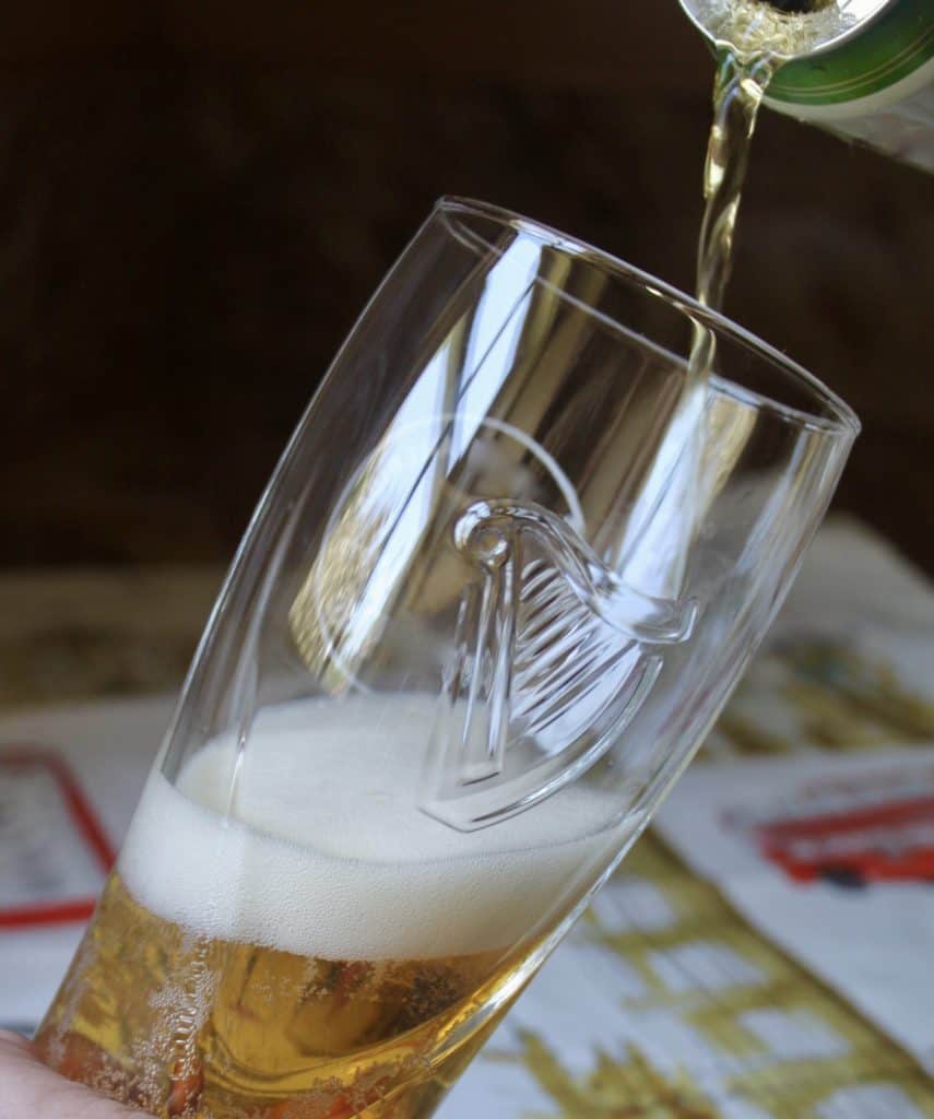 налив пива для традиционного британского шенди