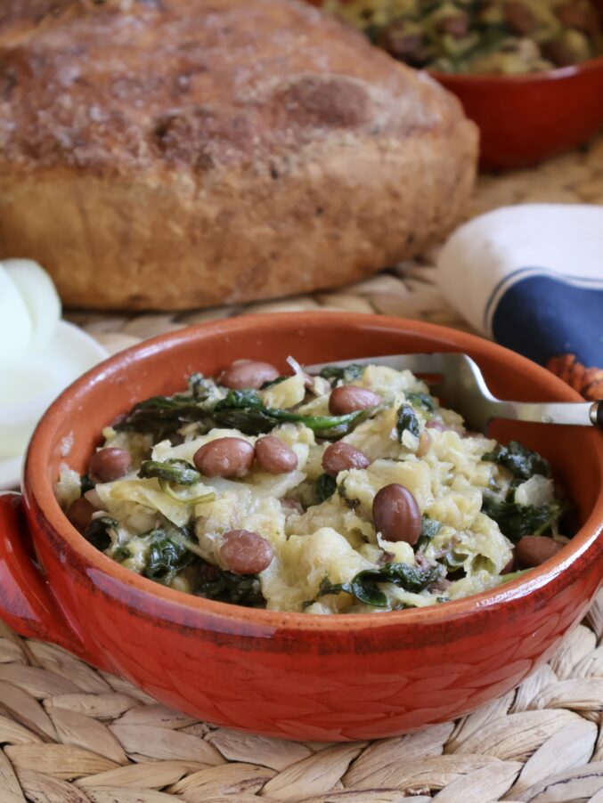 minestra with onion and bread