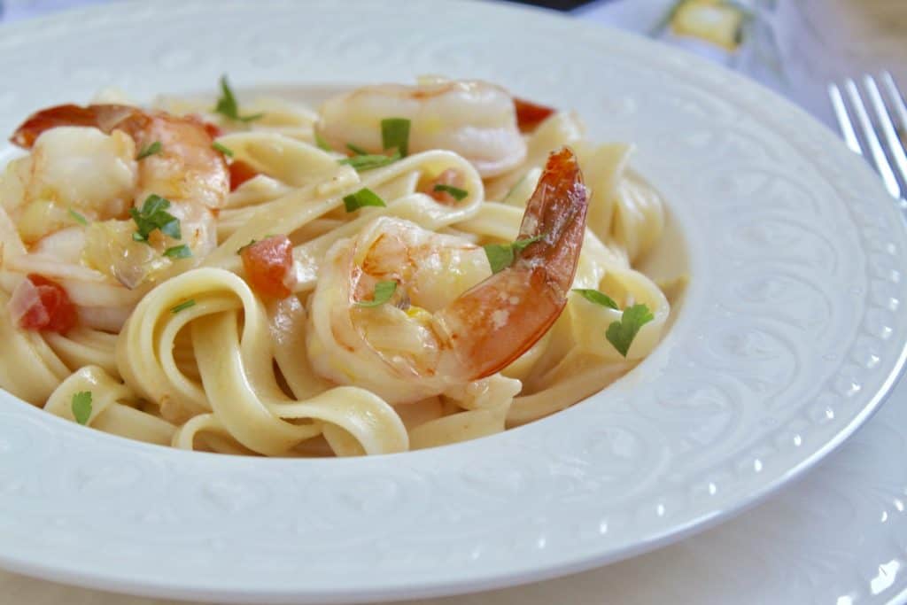 Shrimp fettuccine with cream and tomatoes