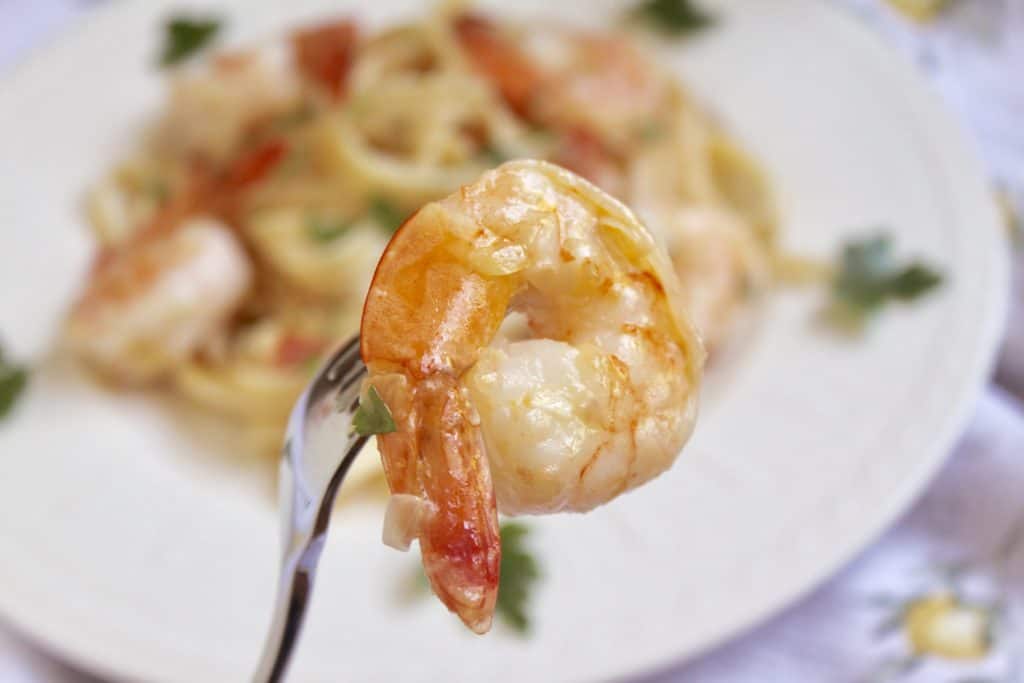 Shrimp fettuccine with cream and tomatoes