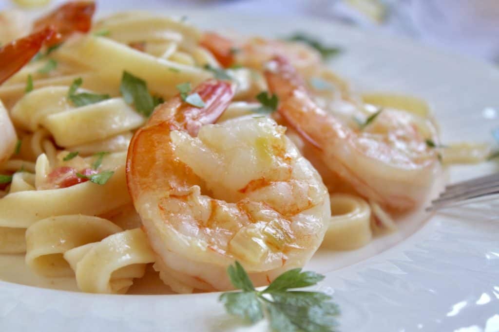 Shrimp fettuccine with cream and tomatoes