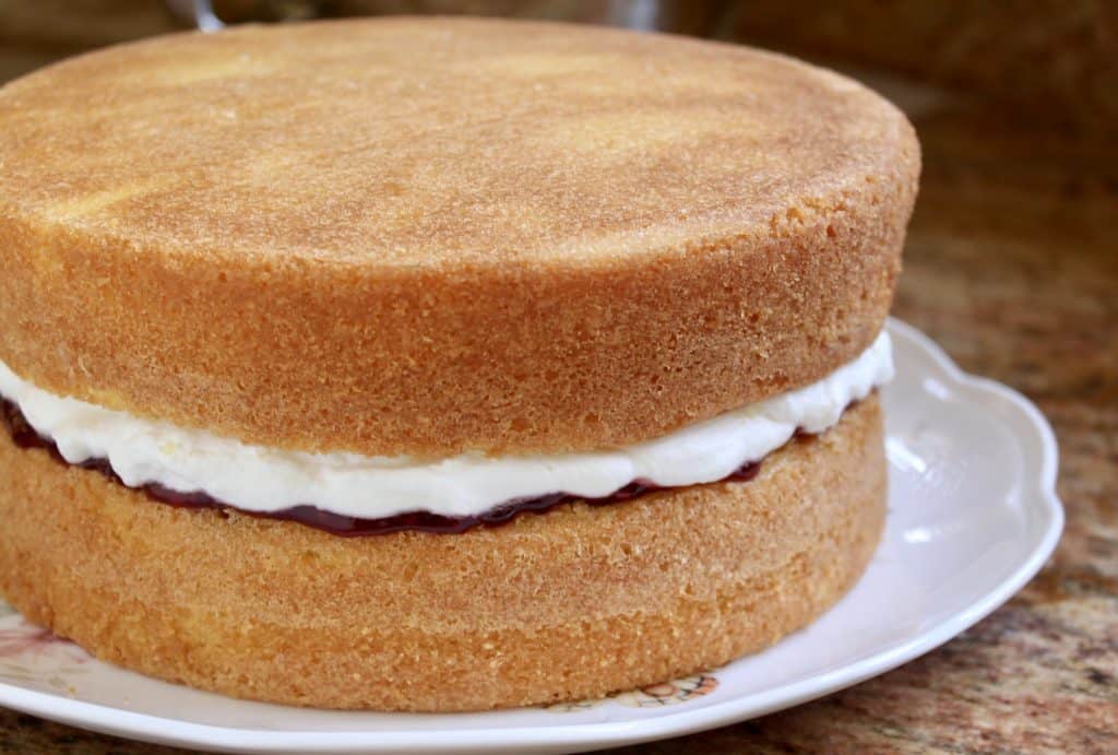 making a victoria sponge cake