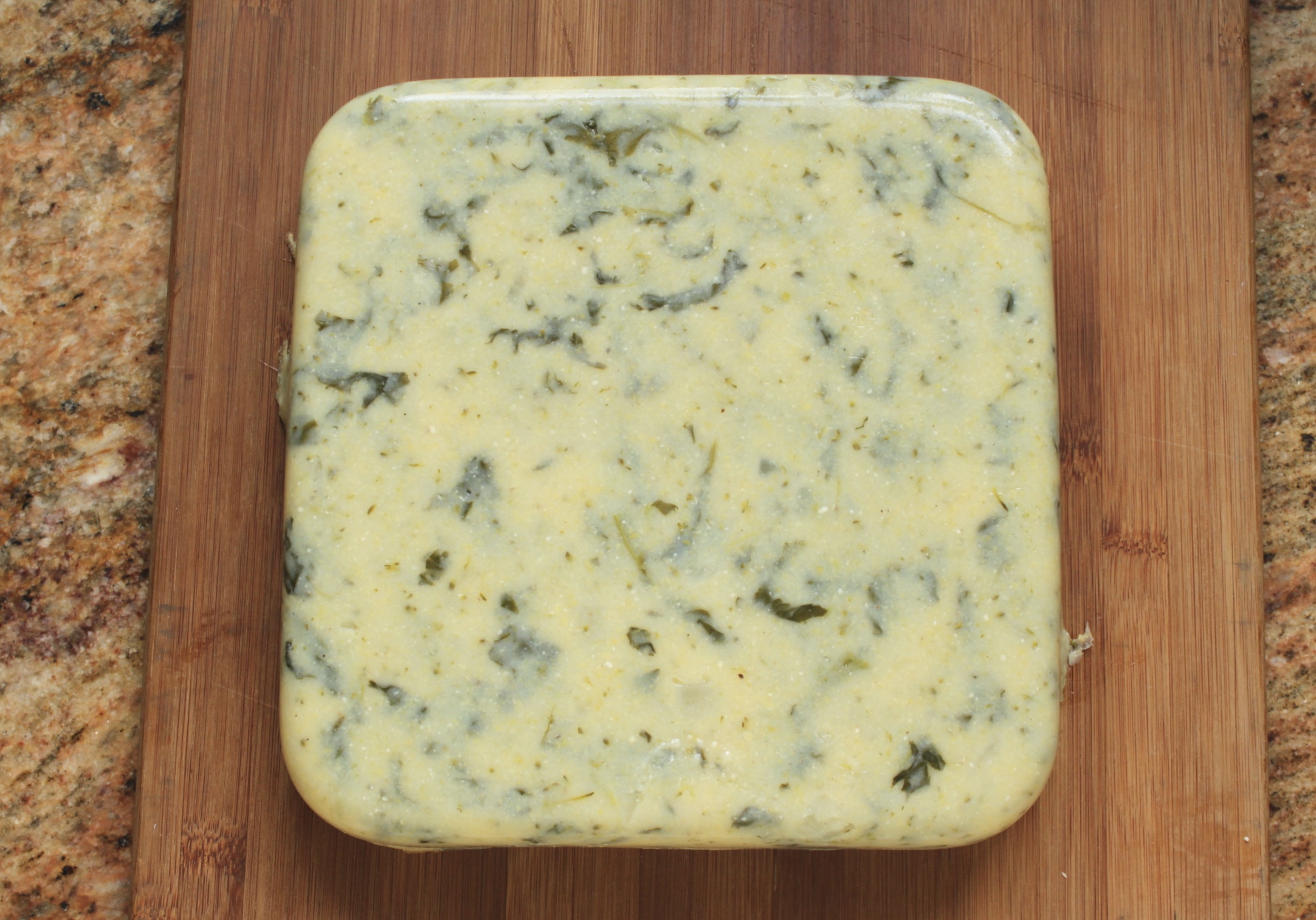 Polenta auf einem Schneidebrett