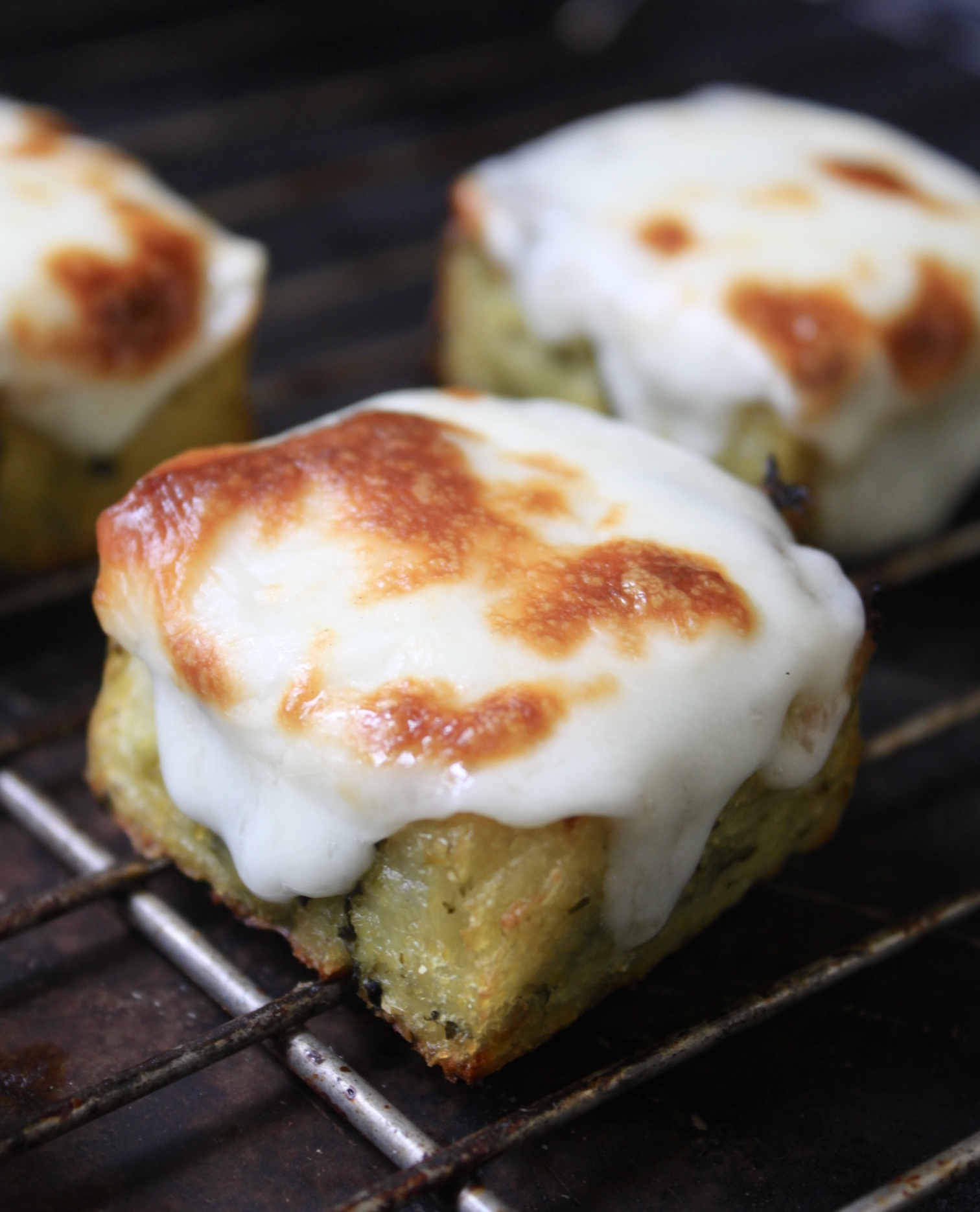 Stück gegrillte Polenta mit Käse
