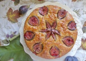 overhead photo of fig cake