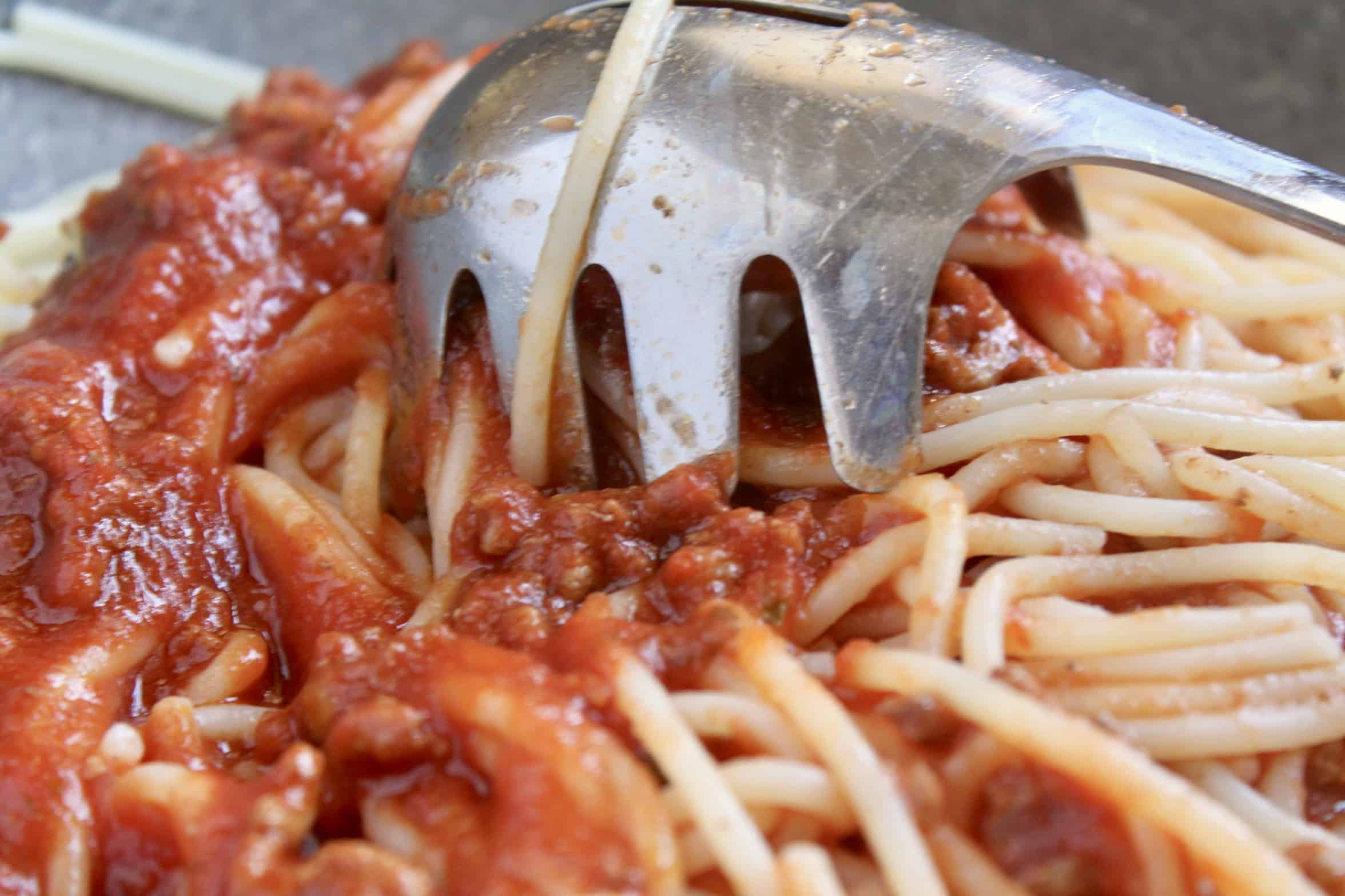 mixing spaghetti and sauce