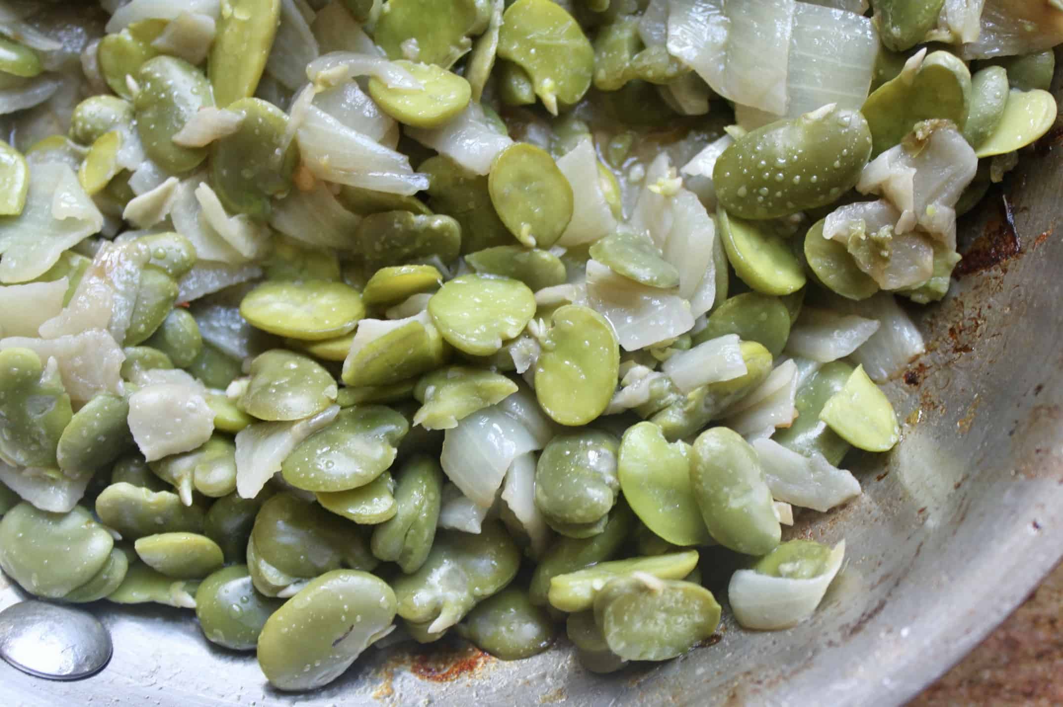 Peeled fava beans with onions