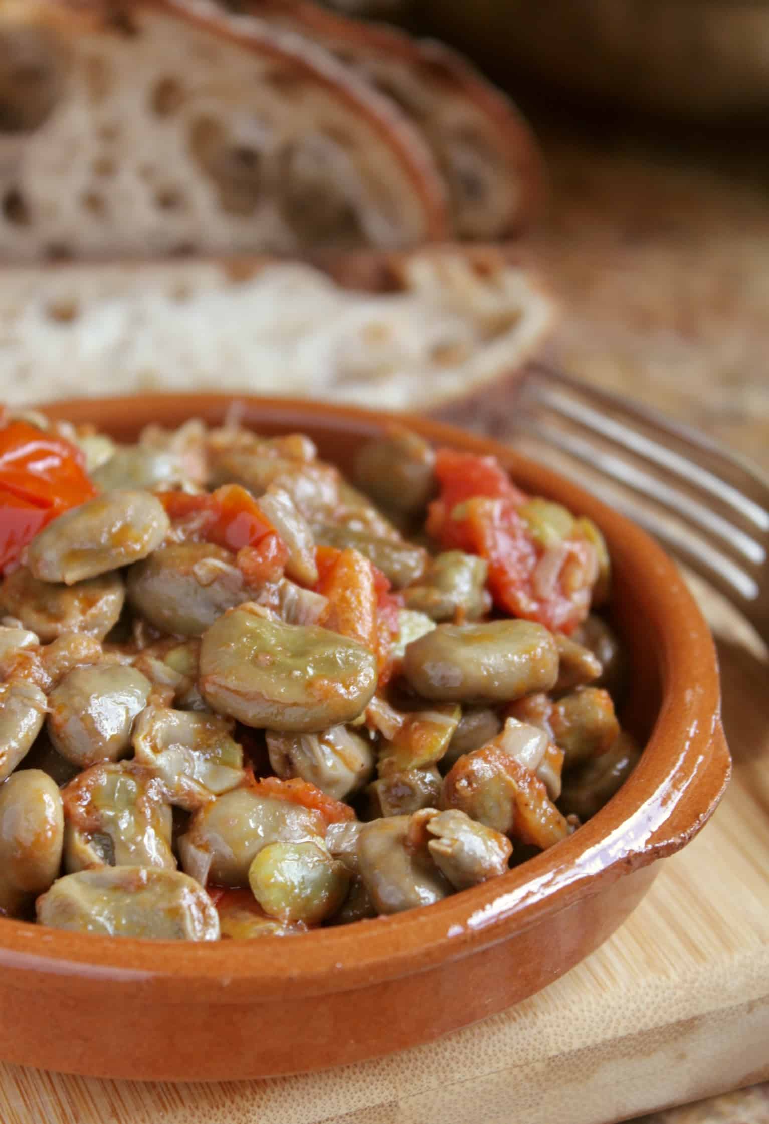 broad beans and tomatoes in a bowl with bread