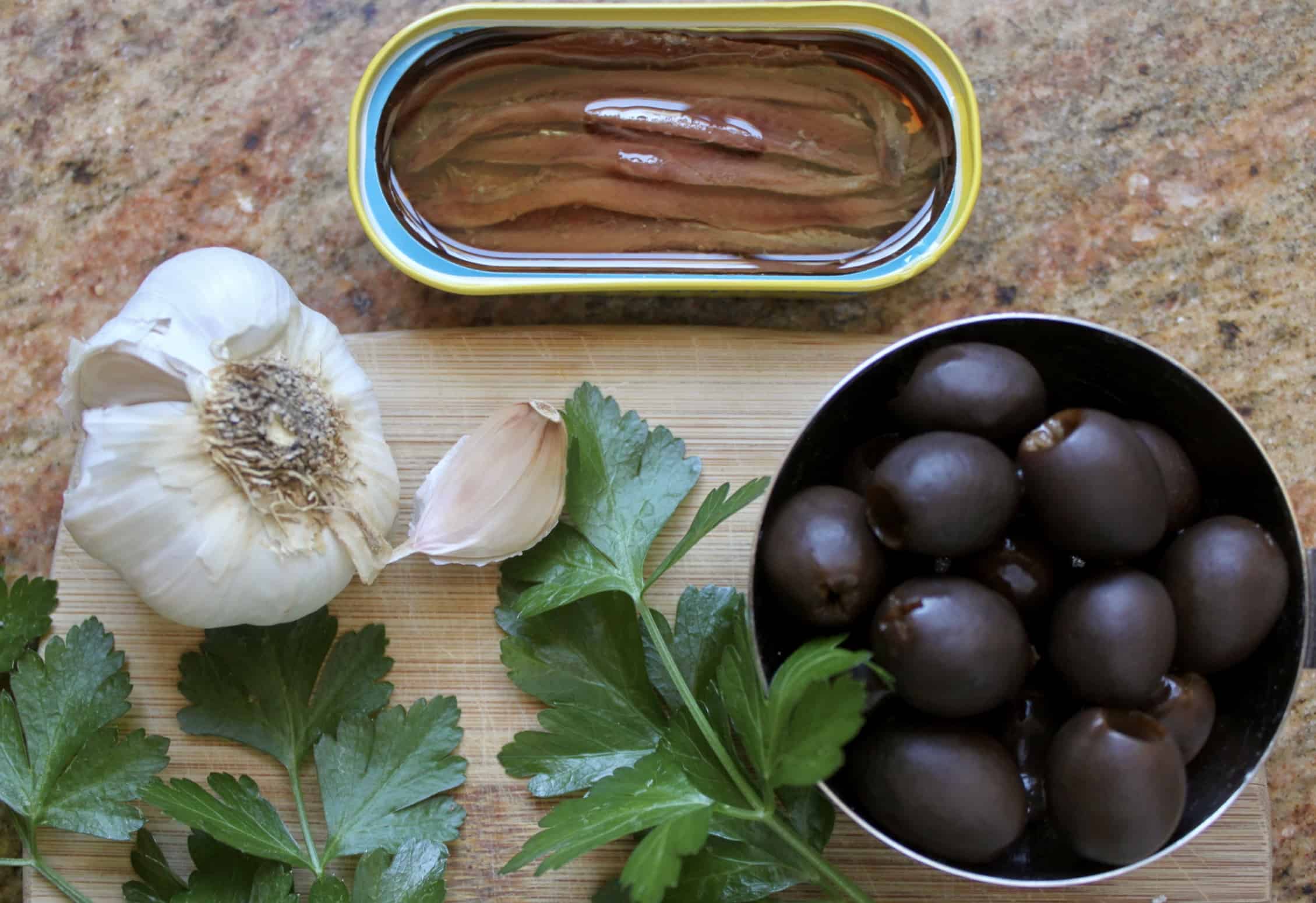 ingredients for pasta with mussels (Italian style)