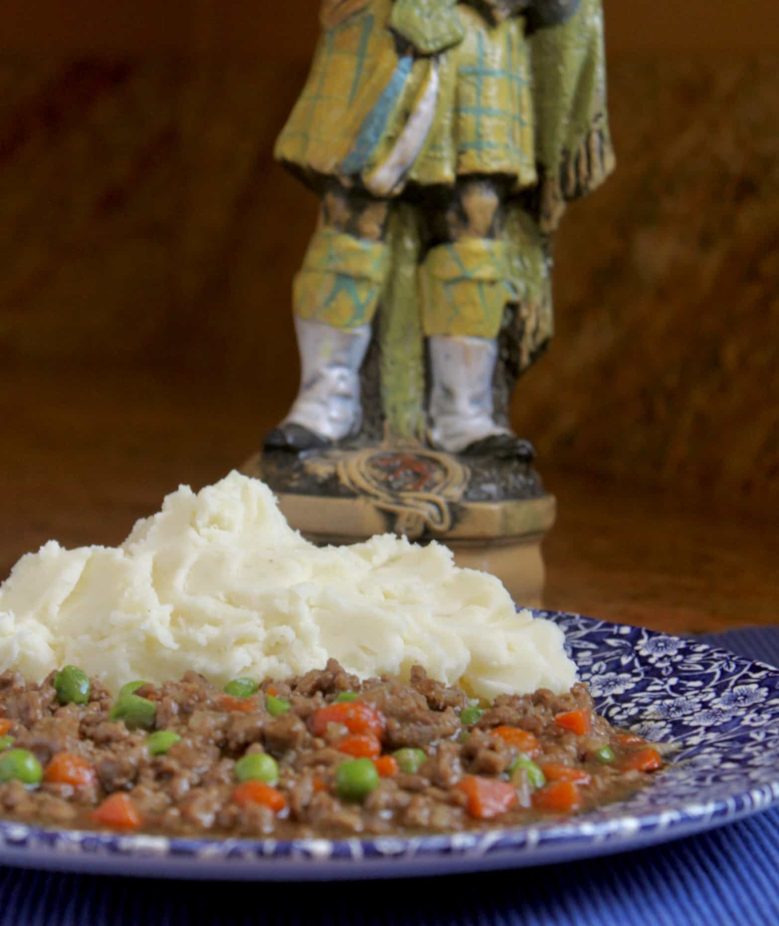 ground beef and mashed potatoes with peas