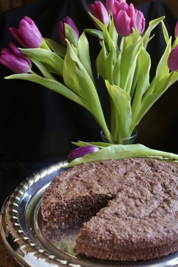 cut cake with tulips.