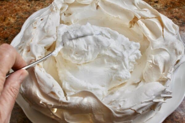 filling the meringue with cream