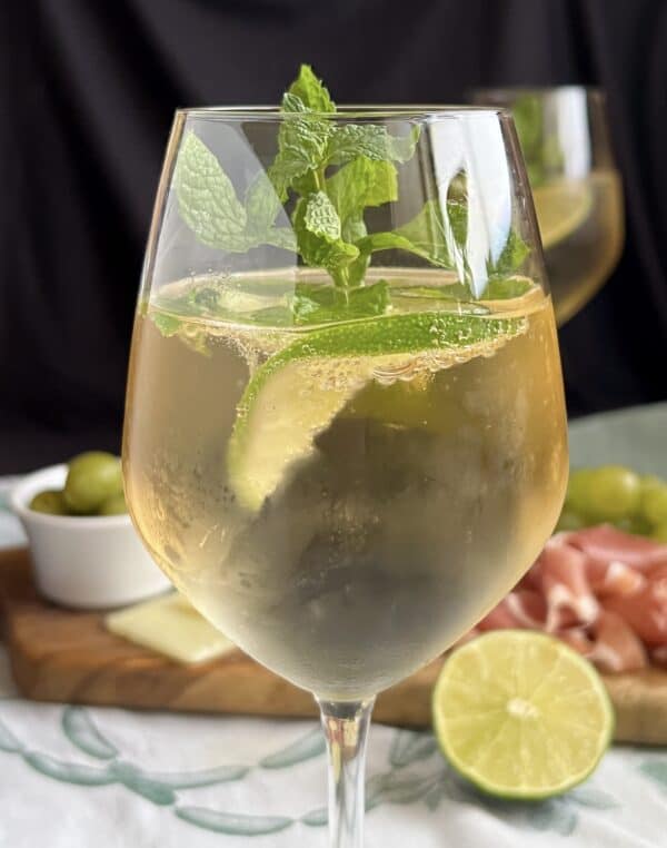 Hugo cocktail with lime and mint