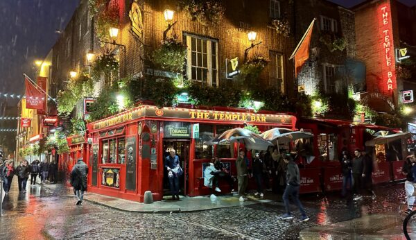 The Temple Bar at night