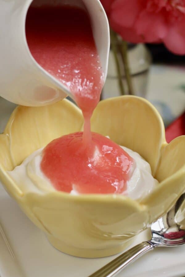 adding rhubarb sauce to yogurt