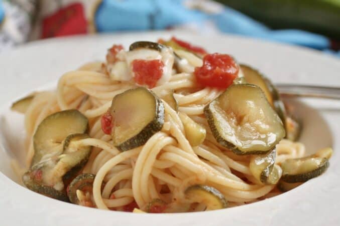 spaghetti with zucchini in bowl