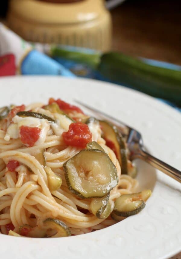 spaghetti with zucchini and tomato