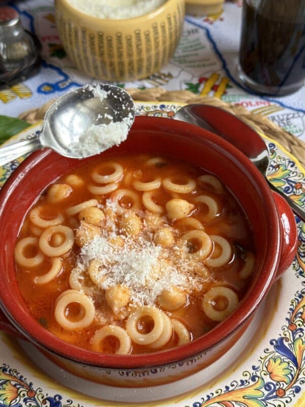 adding cheese to pasta e ceci